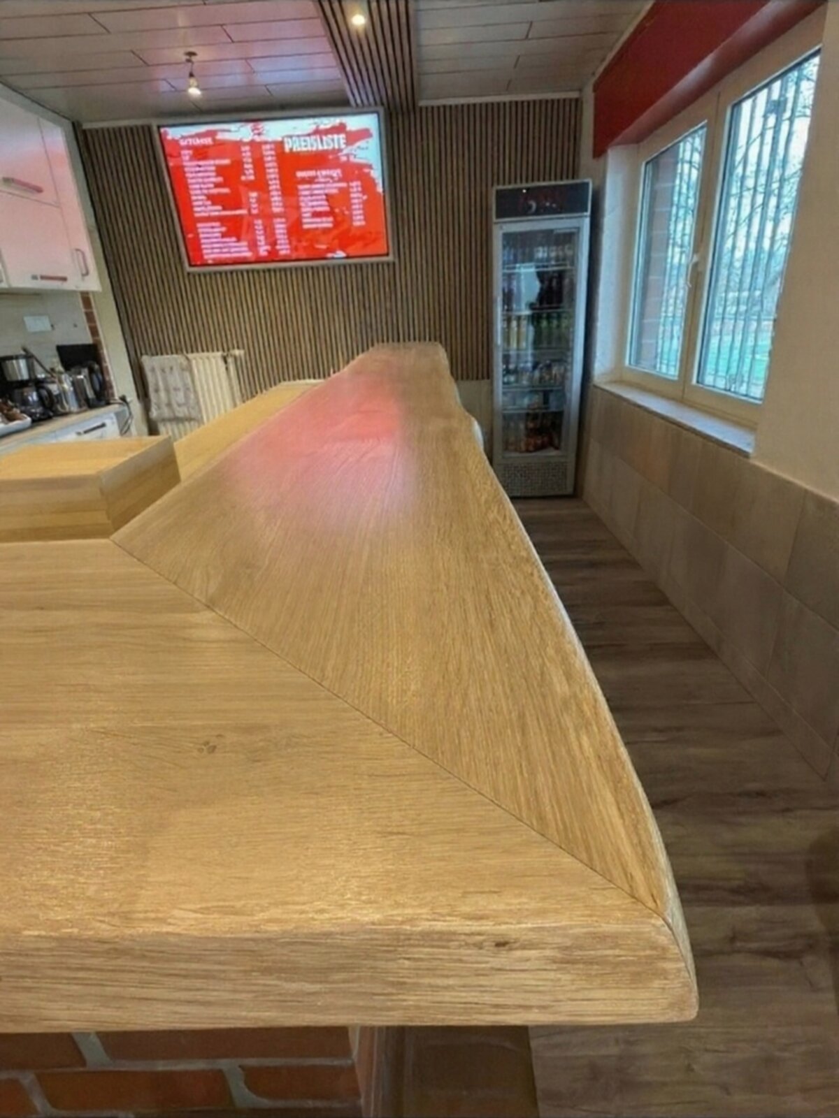 Theke mit Baumkante – ein Werkstatt-Projekt von Holzwerker