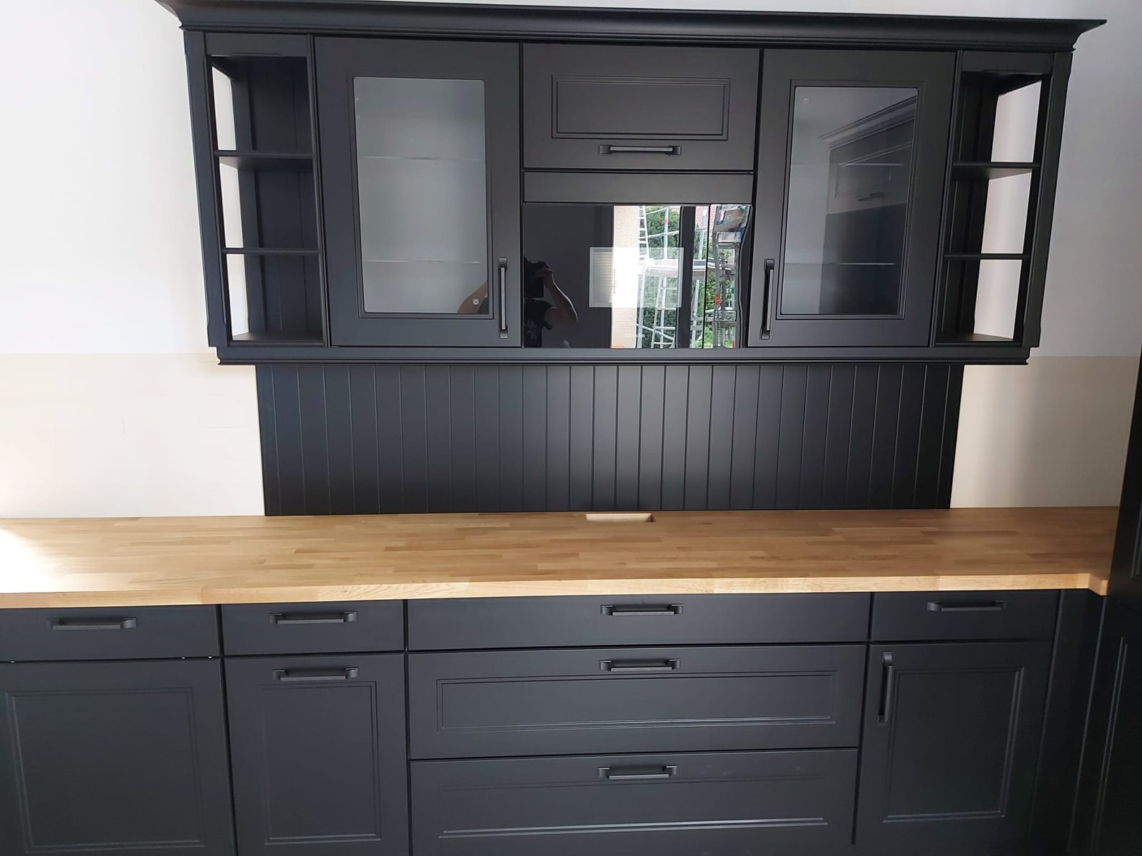 Dunkles Buffet mit Holz-Arbeitsplatte